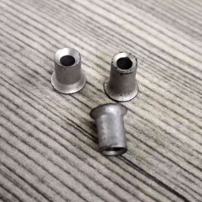 Kendi Delen Perçinler Dacromet Finish Kendi Delen Perçinler 7.45mm Kafa 3.1mm İç Delik